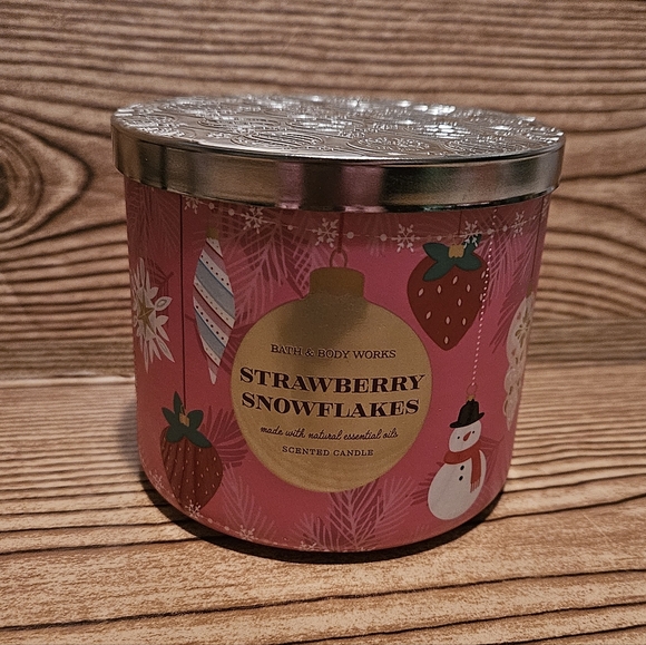 Bath & Body Works Candle Strawberry Snowflakes - Picture 2 of 4